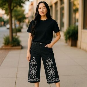 Very Vera Black Embroidered Cropped Pants Size 10‎